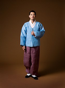 Koreai férfi magodzsában és padzsiban