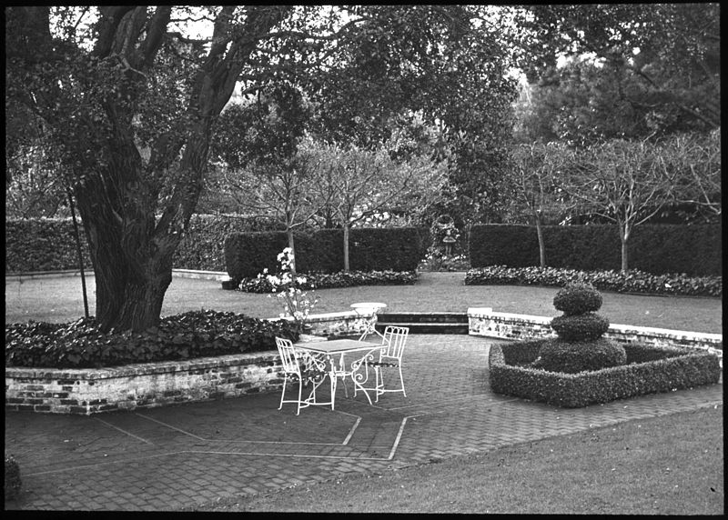 File:Have a seat, enjoy the topiary hedge walls and manicured lawn with brickwork, patio, and planters (5140474264).jpg