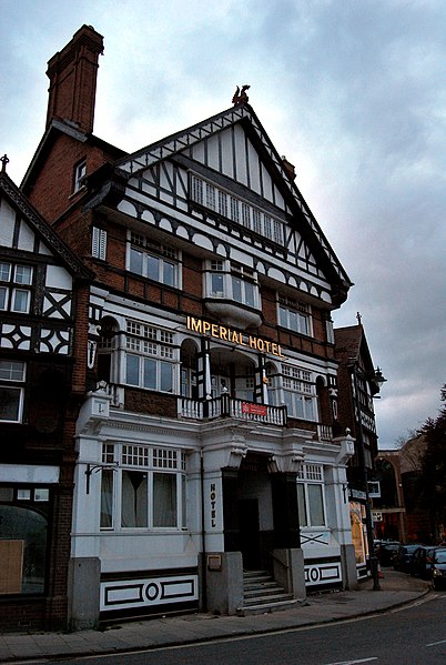 File:Henley on Thames Imperial Hotel dragon roof.JPG