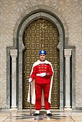 Garde royal devant le mausolée Mohammed-V, à Rabat. (définition réelle 2 994 × 4 463)