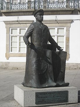 Humberto Delgado statue Porto.jpg