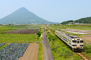 指宿枕崎線を走行するキハ47形と開聞岳 （2023年5月 大山駅 - 西大山駅間）