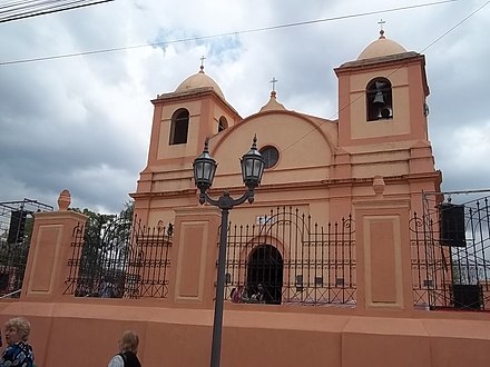 Vue de la façade de l'église de Villa Tulumba