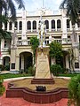 Statue d'Ignace de Loyola, au milieu du campus, honoré chaque 31 juillet