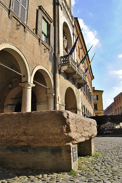 File:Il Palazzo Comunale e la Pedra Ringadora.JPG