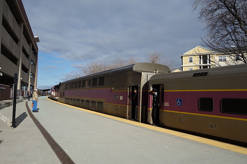 File:Inbound train at Salem station (5), December 2018.jpg