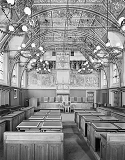 Interior of the restored Meeting Hall of the States of Friesland (still in use by the modern States) Interieur, overzicht statenzaal met polonceauspanten en wapens, provinciehuis - Leeuwarden - 20345355 - RCE.jpg