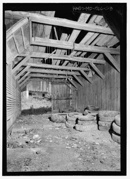 File:Interior view looking north in central passage - Joseph Poffenberger Farm, Corn Crib - Granary, 17834 Mansfield Avenue, Sharpsburg, Washington County, MD HABS MD-966-C-8.tif