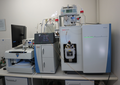 Iontový chromatograf v kombinaci s hmotnostním spektrometrem, který se používá ke stanovení polárních pesticidů (např. glyfosátu) v potravinách v laboratoři SZPI Praha.