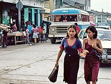 Personas y vehículos en Iquitos a comienzos de la década de 1980