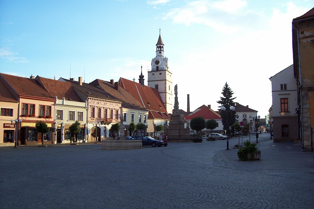 File:Ivančice - celkový pohled na Palackého náměstí od východu.jpg