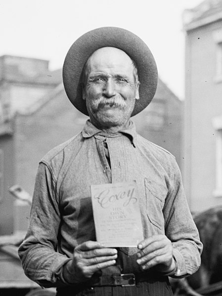 File:JACOB 'GENERAL' MONTGOMERY holding book entitled, "Coxey HIS OWN STORY" in 1914 - LCCN2016865547 (cropped).jpg