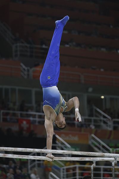 Qualifying round competition on the parallel bars (Sérgio Sasaki)