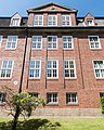 Deutsch: Gelehrtenschule des Johanneums in Hamburg-Winterhude: Fassade des Südflügels zur Opitzstraße. This is a photograph of an architectural monument. It is on the list of cultural monuments of Hamburg, no. 21907