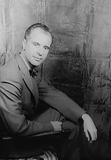 John Hersey, 1958, photographed by Carl Van Vechten (Sumber: https://en.wikipedia.org/wiki/John_Hersey)