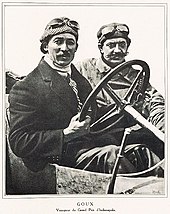 Foto af Jules Goux og hans indbyggede mekaniker Émile Begynder at tage en pause bag rattet i deres bil.