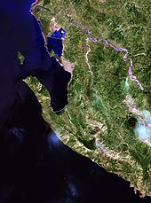 Falschfarben Infrarot-Satelliten-Bild der nördlichen Albanischen Riviera mit dem Gebirgszug der Maja e Çikës. In der am 21. Mai 2013 gemachten Aufnahme sind die schneebedeckten Nordost-Kare (hellblau) der Maja e Çikës am rechten unteren Bildrand gut zu erkennen.