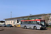 駅前に停車中の新潟交通観光バスの路線バス車両（2020年4月）