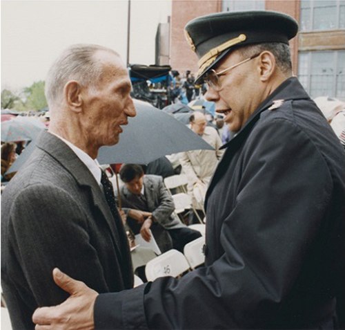 Jan Karski with General Colin Powell at the 1993 opening of the United States Holocaust Memorial Museum.