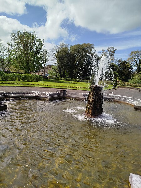 File:KilkennyCastleFountain1.jpg