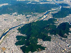 Góra Kinka w centrum miasta, rzeka Nagara