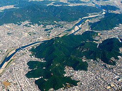 Góra Kinka w centrum miasta, rzeka Nagara