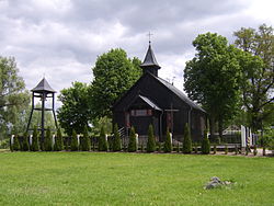 Kościół pomenonicki we wsi Mała Nieszawka (Clerk).JPG