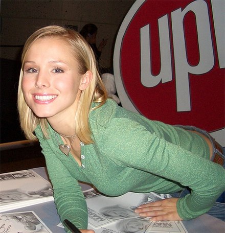 Bell signing autographs in 2006 at the Metreon in San Francisco