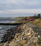 Eroderad strand med hövder.