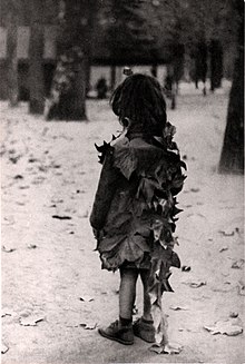 Edouard Boubat (1947) La petite fille aux feuilles mortes ('Little girl wearing dead leaves'), Paris. La petite fille aux feuilles mortes, Edouard Boubat, Paris, Luxembourg, 1947.jpg