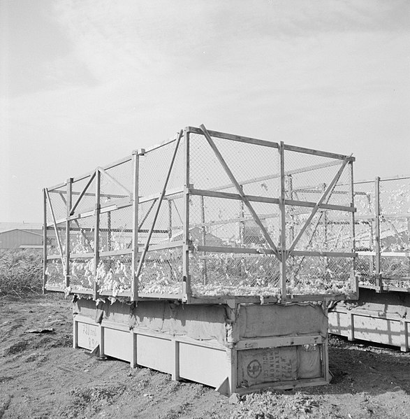 File:Landbouwmachine voor de katoenoogst, Bestanddeelnr 255-2932.jpg