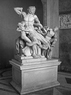 Копия скульптурной группы Лаокоонта во Дворце Великих Магистров. Оригинал находится в Ватиканском музее Рима