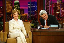 Jay Lenon vieraana Laura Bush toukokuussa 2004.