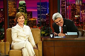 La Première dame Laura Bush invitée de Jay Leno en 2004.