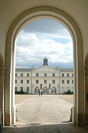 Fachada do palácio vista da entrada.