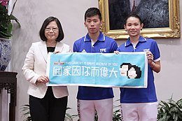 Lee Chih-Kai and Tai Tzu-Ying accepted souvenirs from President Tsai Ing-wen.jpg