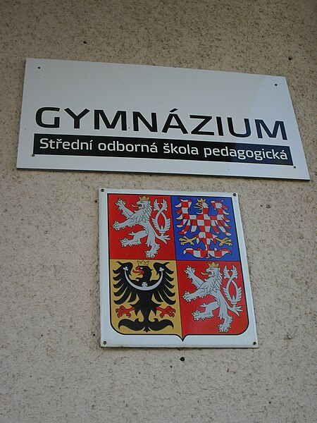 File:Liberec, gymnázium Jeronýmova, cedule.JPG