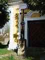 Čeština: Křížek u kaple ve vsi Lipice v okrese Pelhřimov, kraj Vysočina. English: Wayside cross in the village of Lipice, part of the town of Pelhřimov, Pelhřimov District, Vysočina Region, Czech Republic.