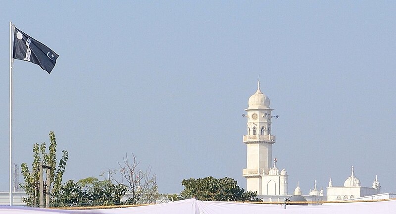 File:Liwa-e-Ahmadiyya and Minarat-ul-Massih.jpg