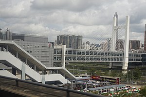 落馬洲站與過境行人天橋（2016年6月）