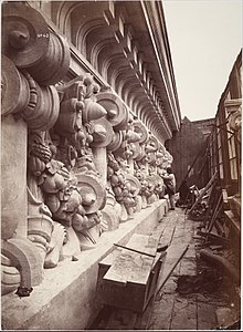 Sculpture de la frise du mur latéral de la scène, chantier de l'Opéra Garnier, vers 1866-1870.