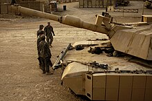 Die ARAT-I-Reaktivpanzerung von der Seite. Die CS/AMM-Lafette des M1A1 trägt keine Bewaffnung.