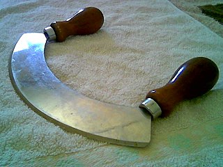 <span class="mw-page-title-main">Mezzaluna</span> Knife with one or more curved blades and a handle on each end