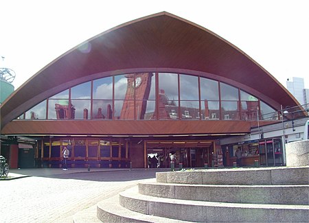 Manchester Oxford Road station - April 11 2005.jpg