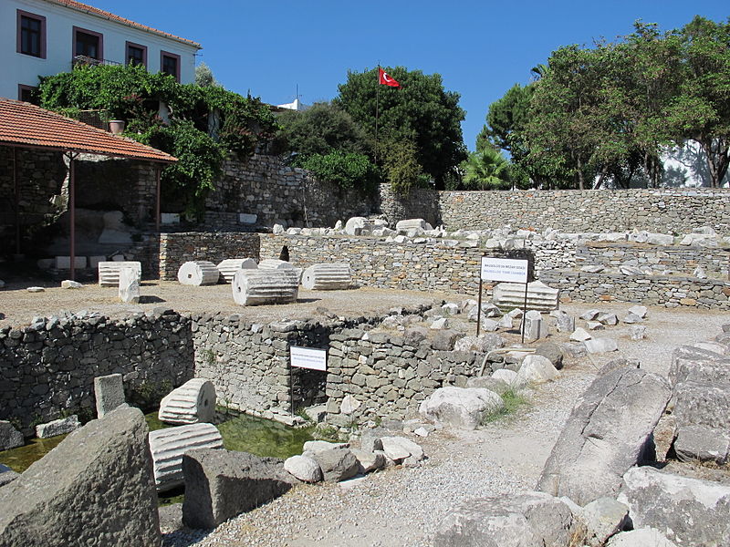 File:Mausoleo di alicarnasso, piano con rovine 07.JPG