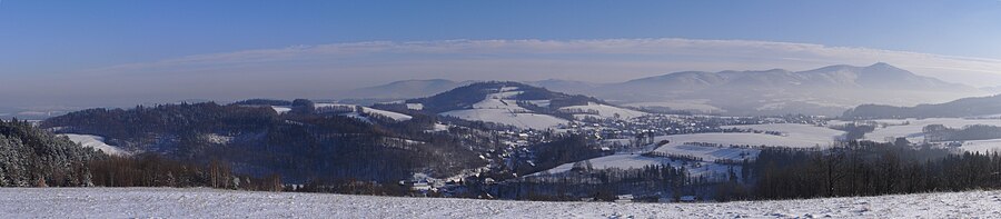 Panoramo de Metylovice el monto Na Magoni: maldekstre Metylovica monteto, dekstre en fono Lysá hora