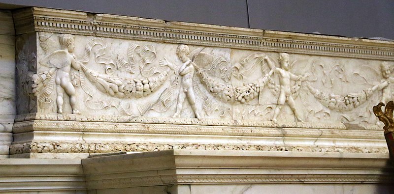 File:Michelozzo, frammenti del monumento di bartolomeo aragazzi, m. 1435, gradino d'altare con putti e festoni, 03.jpg