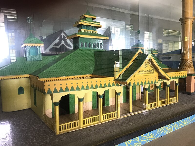 File:Miniatur Masjid Raya Sulaimaniyah di Replika Istana Sultan Serdang.jpg