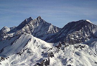 Le Dom des Mischabel (4 545 m) et le Täschhorn (4 491 m).