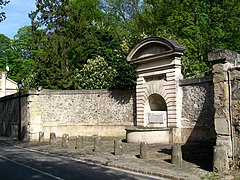 Fontaine monumentale à l'entrée du village.